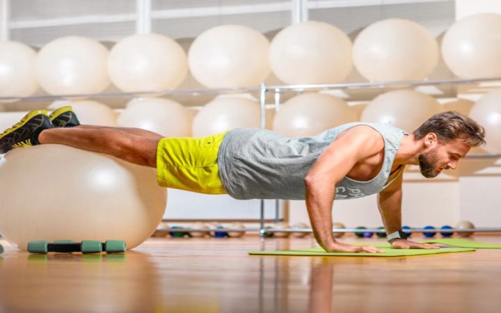 Abdominal Crunch on Ball Egzersizi