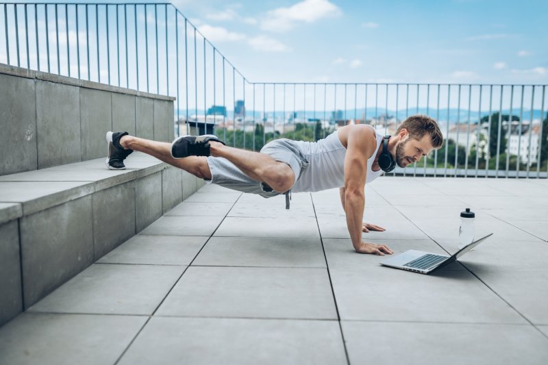 Spiderman Plank Crunches 