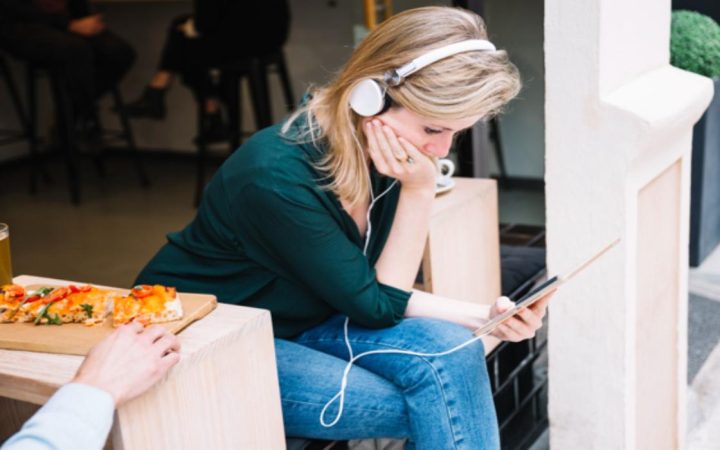Yemek Yerken Müzik Dinlemek veya Ekrana Bakmak